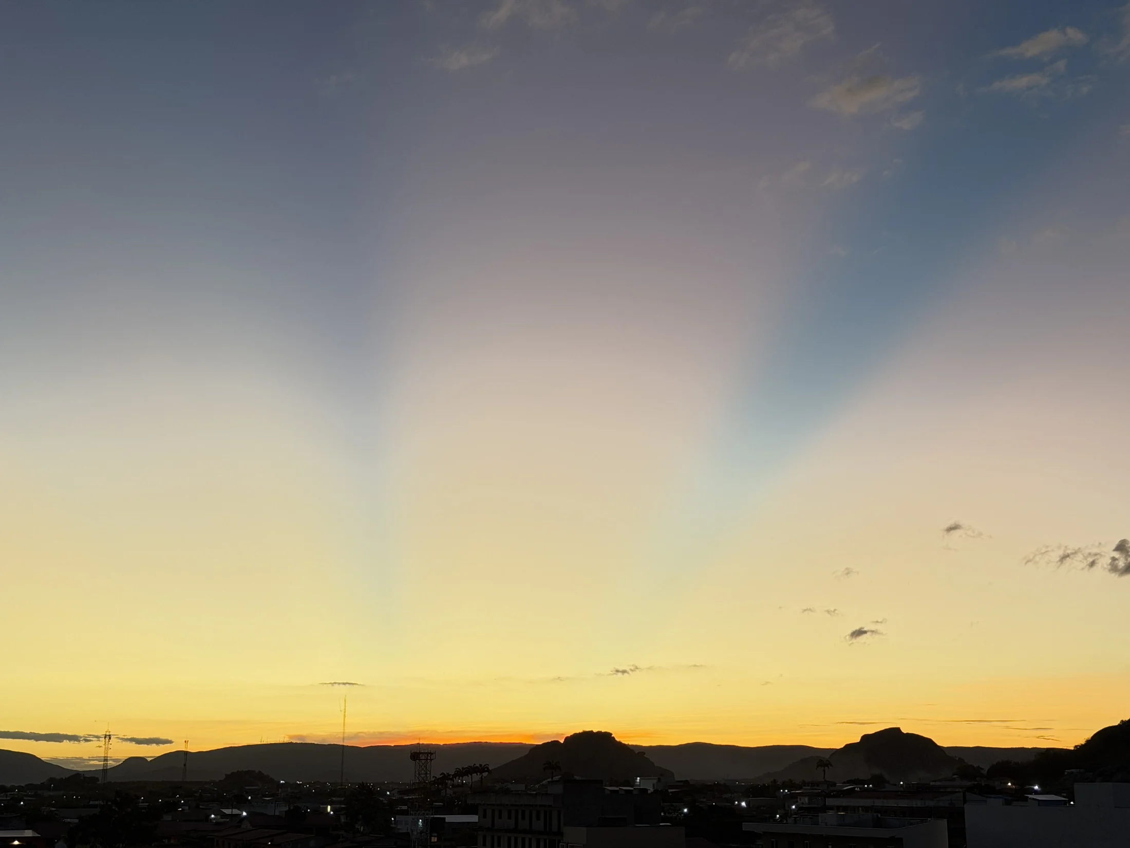 Pôr do sol sobre Quixadá e os monólitos