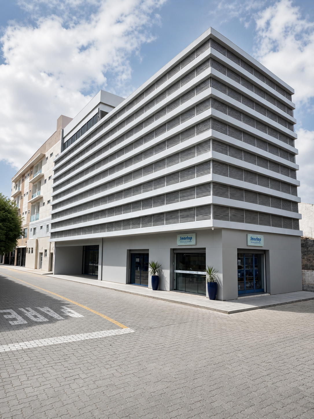 Prédio Smart Center com arquitetura moderna em Quixadá